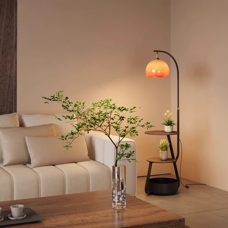 Vloerlamp, antiek nachtkastje  - Coffee & Tea Garden Lincoln Menu recensie en prijs